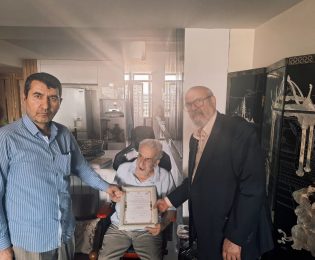 تقدیر از خیر پیشکسوت در عرصه خدمت به زندانیان معسر مالی توسط مدیر عامل ستاد مردمی دیه کشور